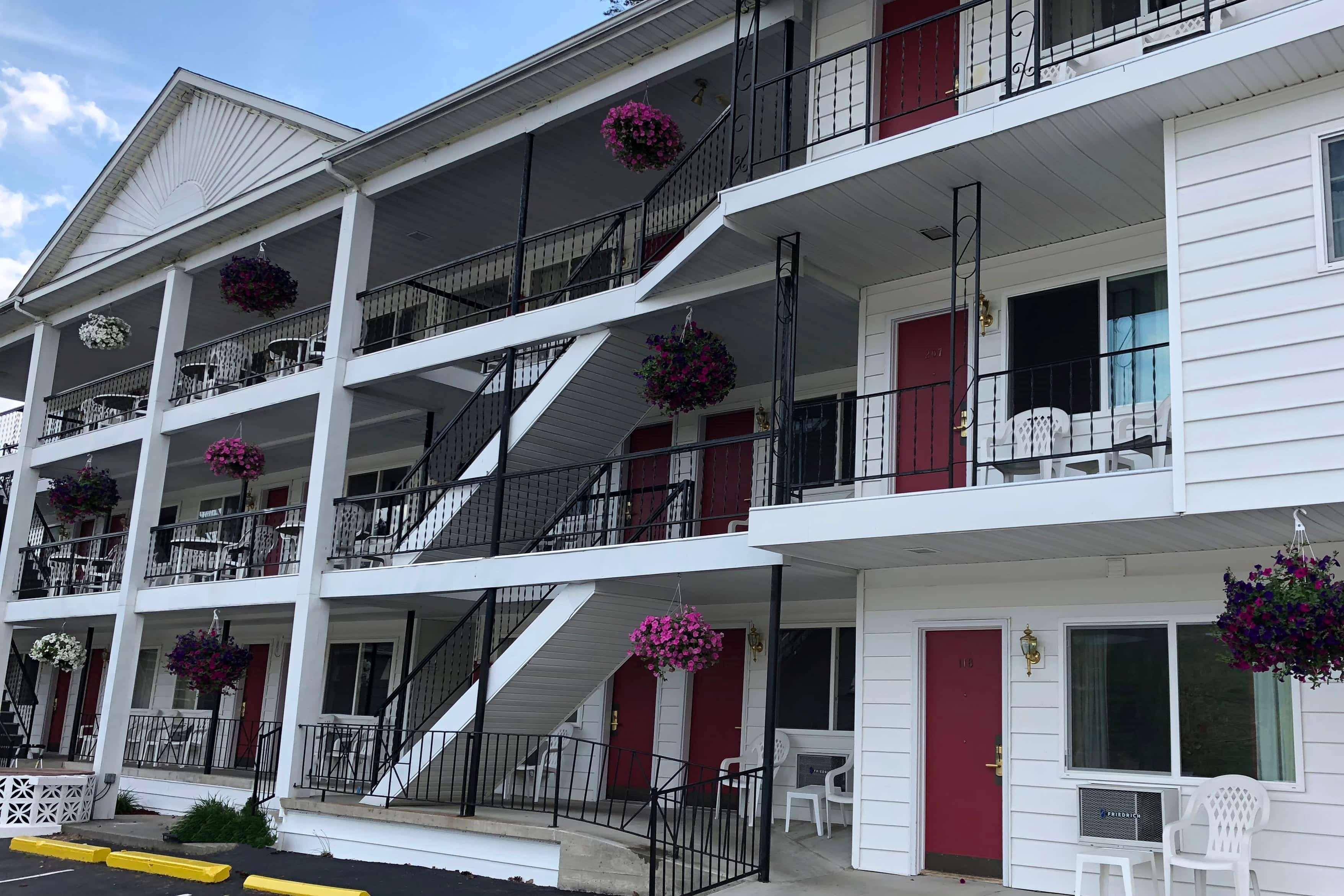 Baymont By Wyndham Lake George Exterior photo