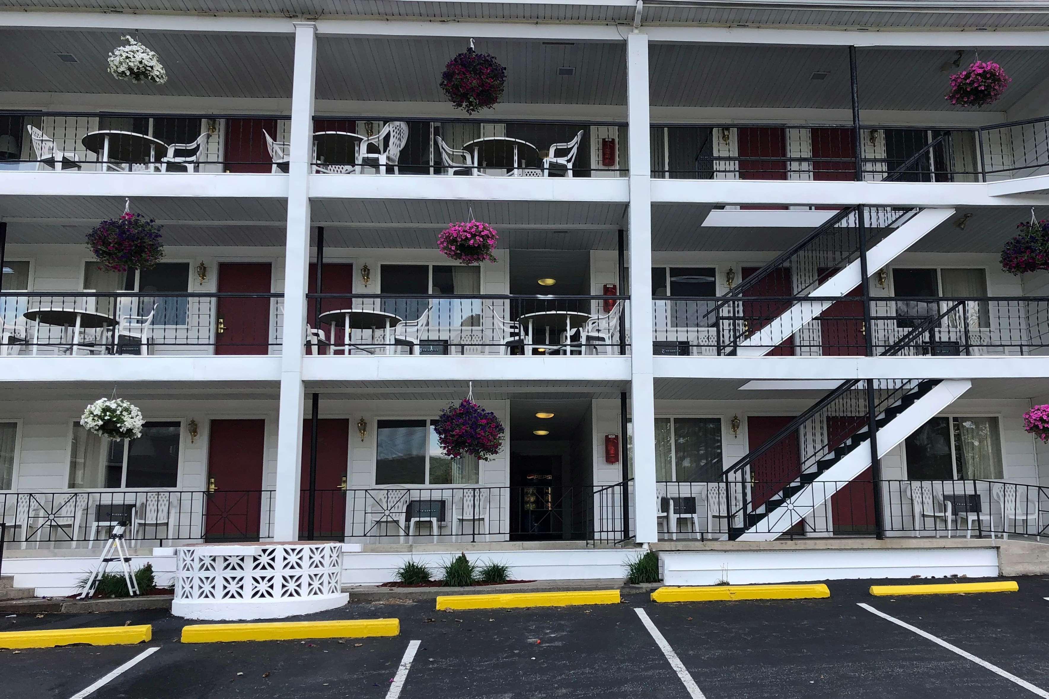 Baymont By Wyndham Lake George Exterior photo