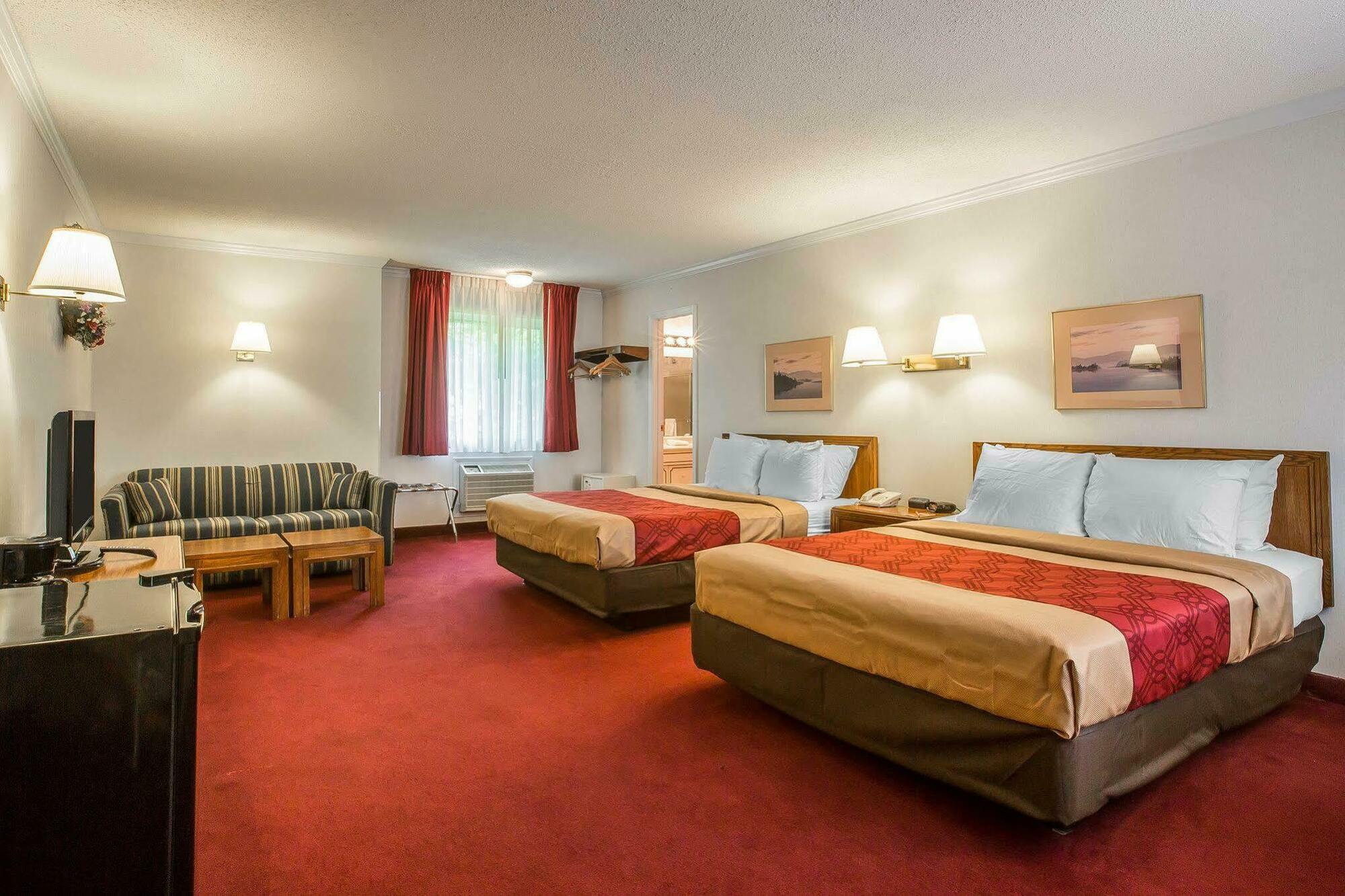 Baymont By Wyndham Lake George Exterior photo